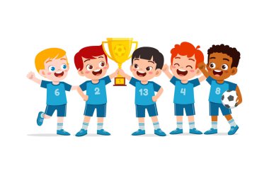 Küçük çocuk ve arkadaşları futbol maçı kazanıp kupa tutuyorlar.