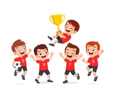 Küçük çocuk ve arkadaşları futbol maçı kazanıp kupa tutuyorlar.