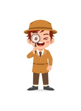Dedektif kostümü giyen ve elinde büyüteç tutan küçük bir çocuk.