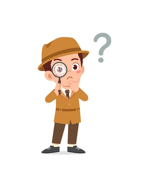 Dedektif kostümü giyen ve elinde büyüteç tutan küçük bir çocuk.