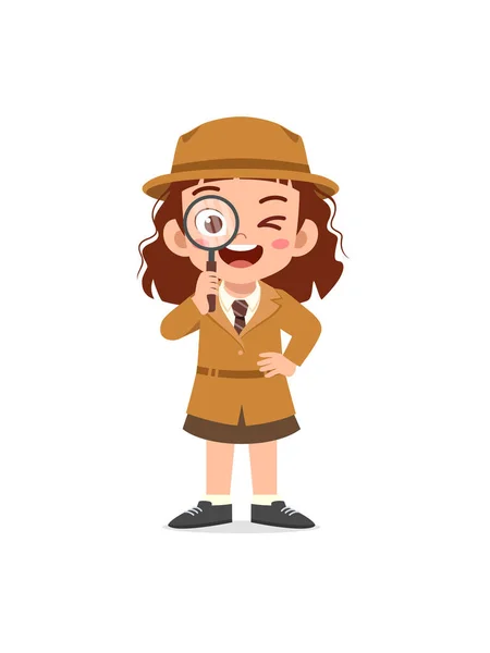 Dedektif kostümü giyen ve elinde büyüteç tutan küçük bir çocuk.