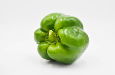 beyaz arkaplanda yeşil biber