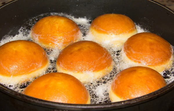 Faire cuire des beignets dans une casserole Photo De Stock