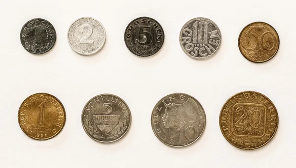 Eski Avusturyalı paralar 1 2 5 10 50 groschen ve 1 5 10 20 Şilin Stok Fotoğraf