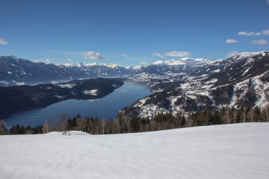 Kış manzarası millstatt Gölü çevresinde