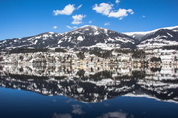 Jezero millstatt, město hora modrá obloha reflexe v zimě — Stock fotografie