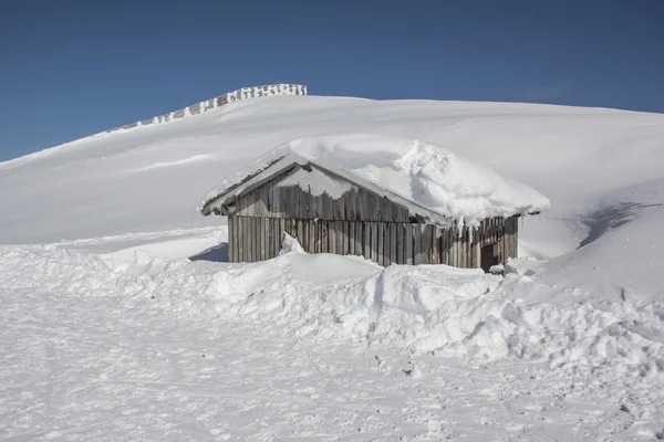 少しの雪の山の小屋 — ストック写真