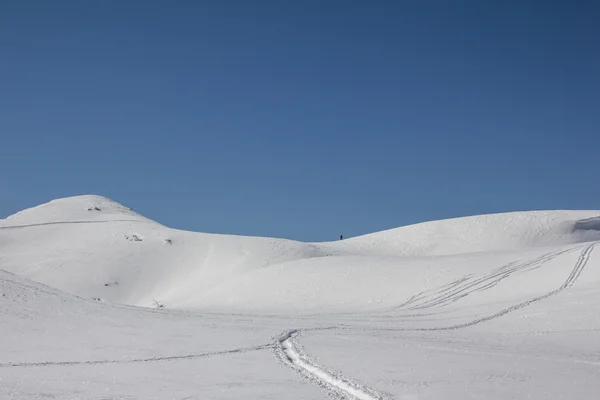 El hombre en medio de las colinas nevadas —  Fotos de Stock