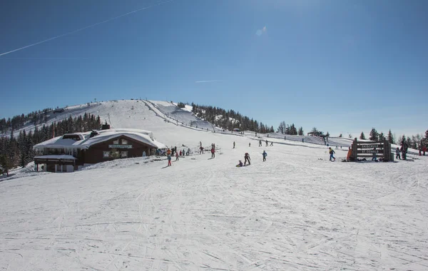 Skiën in de bergen van bad kleinkirchheim — Stockfoto