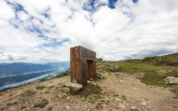 Puerta de granate en la cima de Alp Millstatt Valley View — Foto de Stock