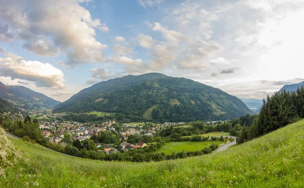 Radenthein panorama sommer 2014 mit mt. Mirnock im Hintergrund — Stockfoto