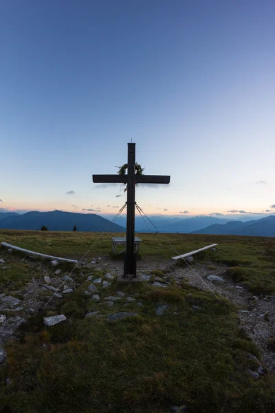 Blaue Stunde Gipfelkreuz priedröf — Stockfoto