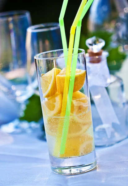 Dricka med citron — Stockfoto