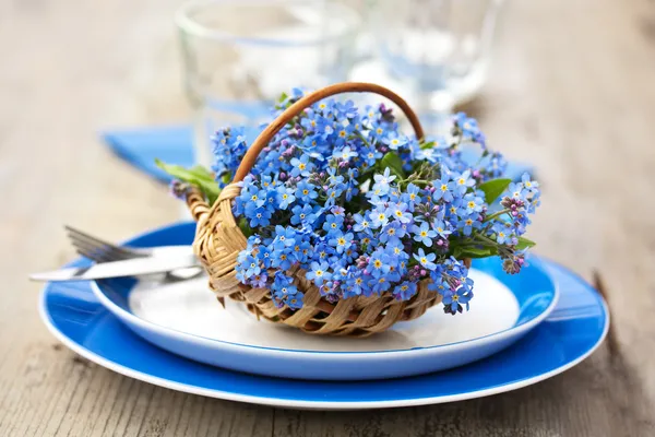 Prostírání s forgetmenot květy — Stock fotografie