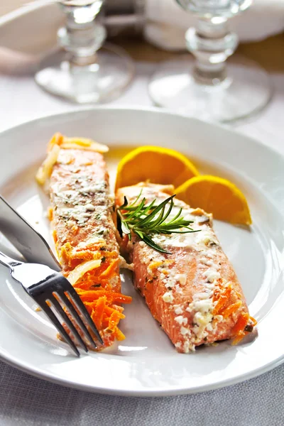 Salmone con condimento — Foto Stock