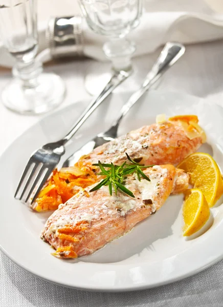 Salmone con condimento — Foto Stock