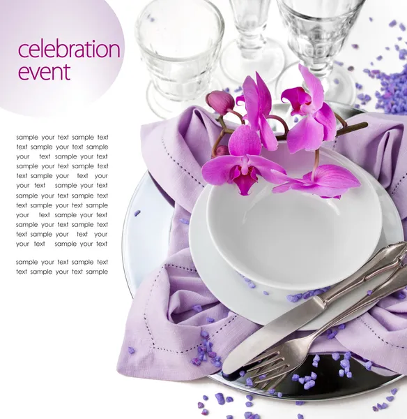 节日的餐桌设置与兰花 — 图库照片