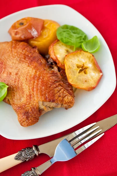 Pato asado con manzanas —  Fotos de Stock