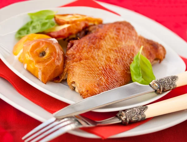 Canard rôti aux pommes — Photo