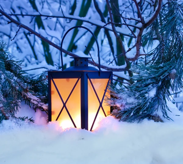 Lanterna de Natal na neve — Fotografia de Stock