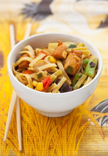 Noodles with chicken and vegetables — Stock Photo, Image