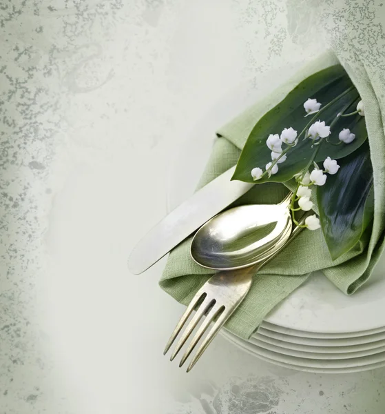餐具和山谷的百合花 — 图库照片
