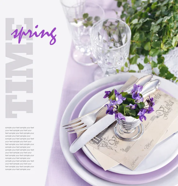 Viola çiçekli masa dekorasyonu — Stok fotoğraf