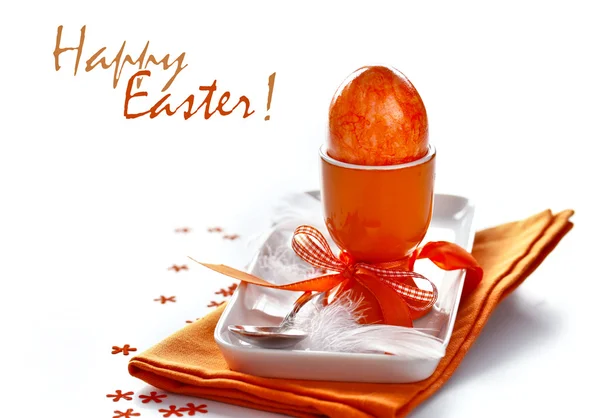 Huevo de Pascua en taza de huevo — Foto de Stock