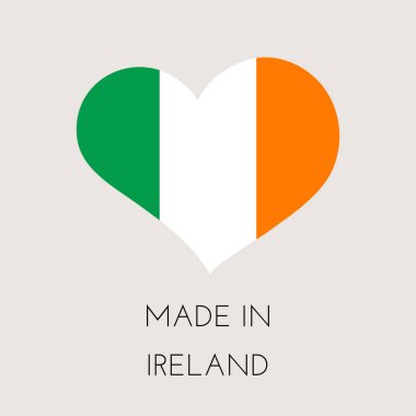 İrlanda bayrağı taşıyan kalp şeklinde bir etiket. İrlanda çıkartmasında yapıldı. Fabrika, üretim ve üretim ülkesi konsepti. Vektör stok illüstrasyonu