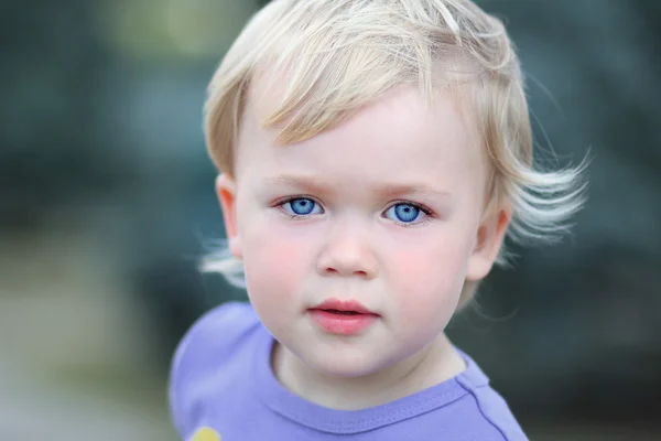 Chica rubia bonita con ojos azules — Foto de Stock
