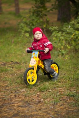 2-3 yaşında çocuk denge Bisiklete binme