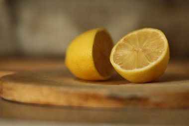 Mutfakta limon kesilmiş