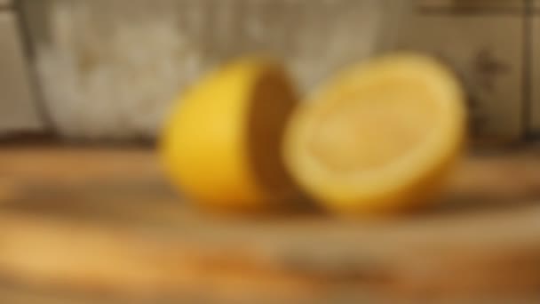Фокус на вирізанні лимона — стокове відео