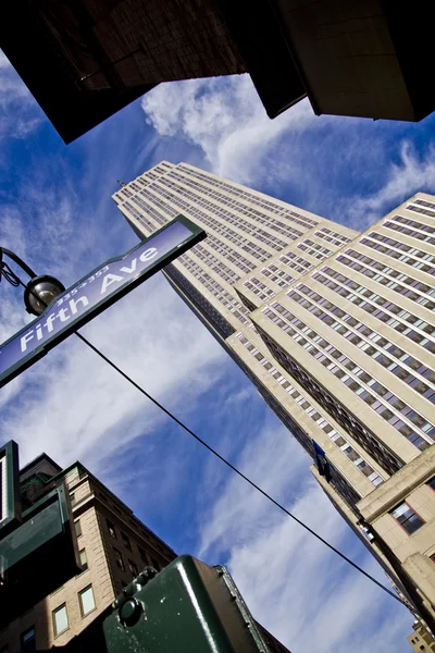 Empire State Building con la Quinta Avenida de Nueva York — Foto de Stock