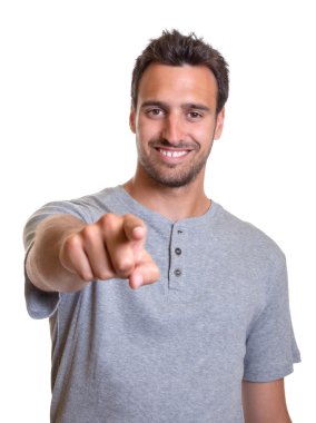 latin yakışıklıyı kameraya dönük