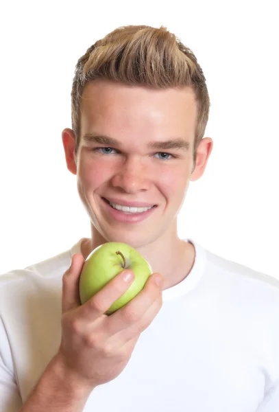 Sportig kille visar ett äpple — Stockfoto