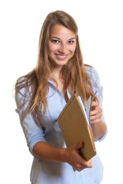 Vrouwelijke secretaris lezen van een record — Stockfoto