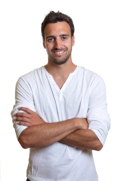 Latin Beyaz gömlekli adam ayakta