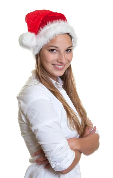 Donna sorridente con cappello di Natale e braccia incrociate — Foto Stock