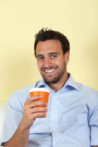 Homem latino bebendo café — Fotografia de Stock