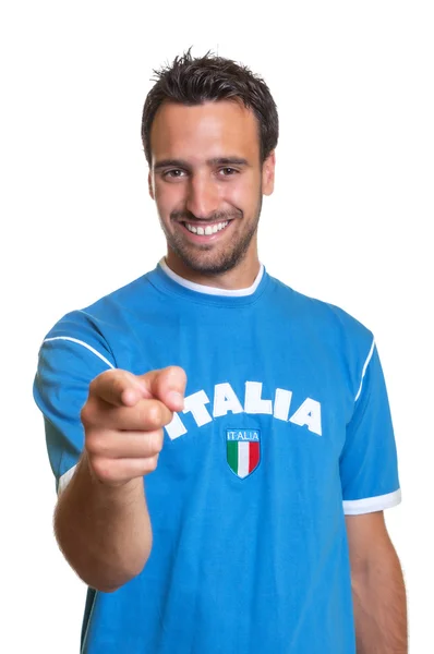 Směje se ventilátor z Itálie ukazuje na kameru — Stock fotografie
