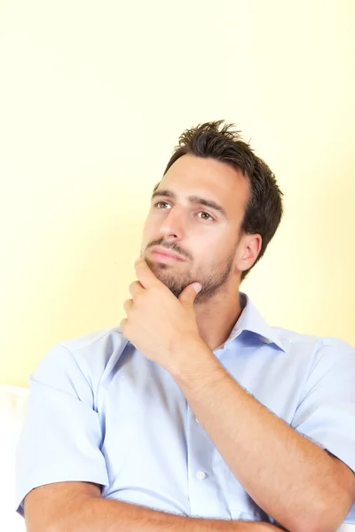Pensativo latino homem em sua sala de estar — Fotografia de Stock