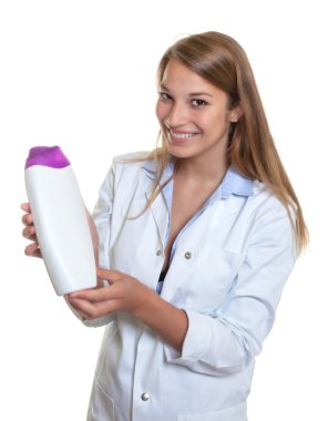 güzel gülen kadın satıcı yeni losyonu sunar