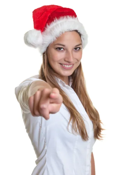 Mulher bonita com chapéu de Natal apontando para a câmera — Fotografia de Stock