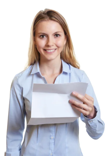 Mujer sonriente con carta en la mano — Foto de Stock