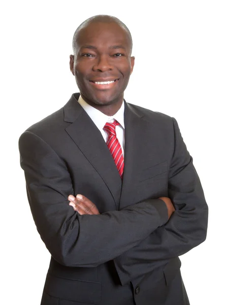 Empresario africano con brazos cruzados riendo de la cámara — Foto de Stock