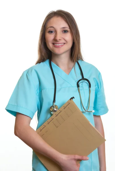 Enfermera de pie con expediente médico — Foto de Stock