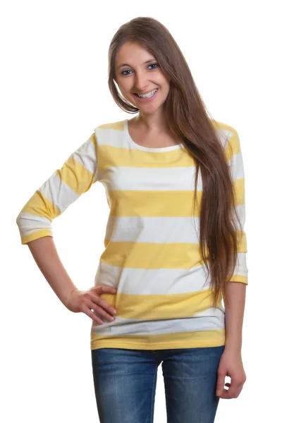 長い茶色の髪と立っている女性 — ストック写真