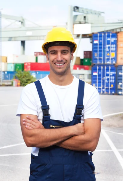 Docker ridente su un porto marittimo — Foto Stock