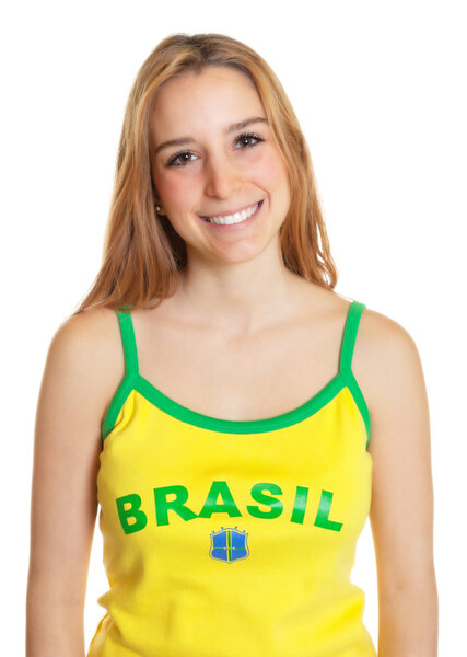 Бразильский футбольный фанат смеётся над камерой
